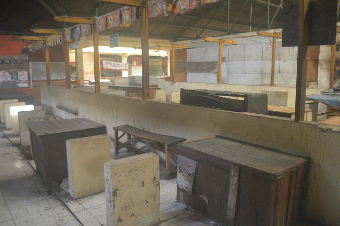 MASIH BERANTAKAN: Kondisi kios semi permanen lantai dua PCN Jombang usai dibongkar.