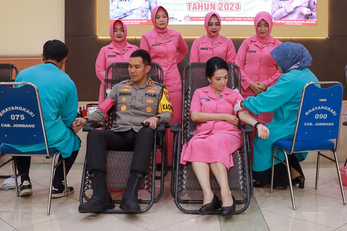 TELADAN: Kapolres Jombang AKBP Eko Bagus Riyadi  bersama istri saat mengikuti donor darah.