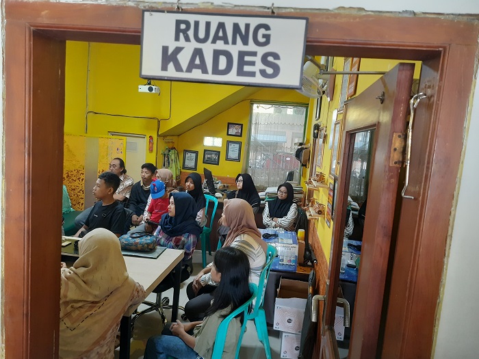 GERUDUK KADES: Warga mendatangi kantor desa untuk wadul mengenai zonasi di kantor Desa Kepatihan, Kecamatan Jombang, Senin (1/7).