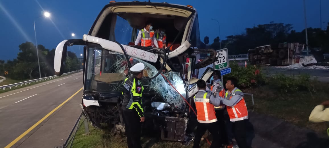 Kondisi bus Harapan Jaya yang ringsek usai terlibat kecelakaan di Tol Jombang Mojokerto
