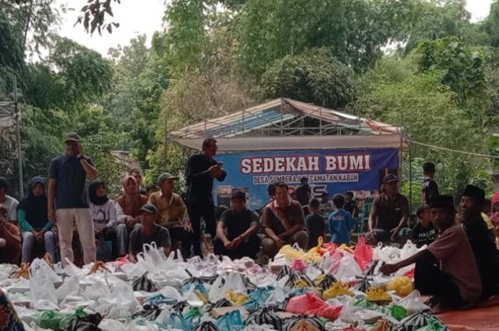 Kepala Desa Sumberaji Yoga Witantra membaur dengan warga setempat saat acara sedekah bumi di Sendang Slaji Desa Sumberaji, Kabuh Jombang