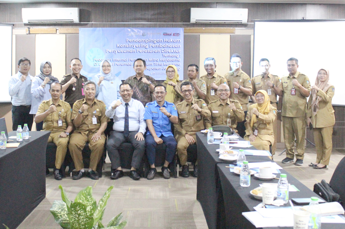 Direktur Perumdam Tirta Kencana Jombang, Khoirul Hasyim, bersama Kajari Jombang, Agus Chandra dalam konsinyering pembahasan pendampingan hukum penyusunan perdir, Selasa (2/7).