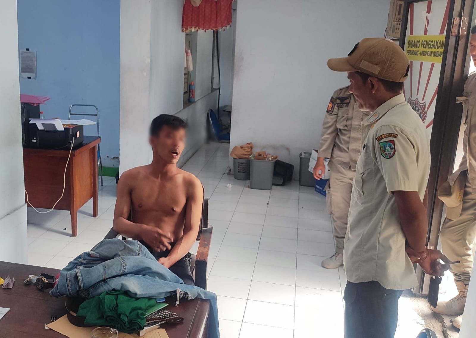 Maling sepatu yang ditaangkap Petugas Satpol PP Jombang sempat menjalani pemeriksaan sebelum dilepaskan