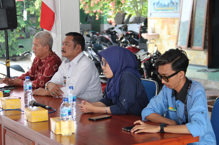 perwakilan PT Sengfong saat menghadiri kegiatan mediasi di Balai Desa Tunggorono Jombang (3/7).