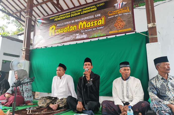 Kasun Jatigedong Ahmad Karioto (jaket hitam) dalam peringatan sedekah bumi di Pendopo Dusun Lengkong, Desa Jatigedong, Ploso, Jombang.