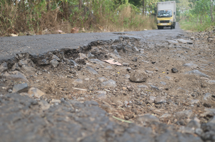 Pengendara menghindari lubang jalan di Desa Kedunglumpang, Kecamatan Mojoagung menuju Kecamatan Wonosalam, Jombang (24/6).