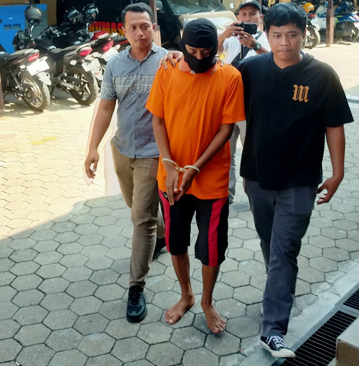 Kades Sumberteguh, Wawan Sudarmanto saat digelandang ke Mapolres Mojokerto kota karena terjerat kasus Penipuan dan Penggelapan