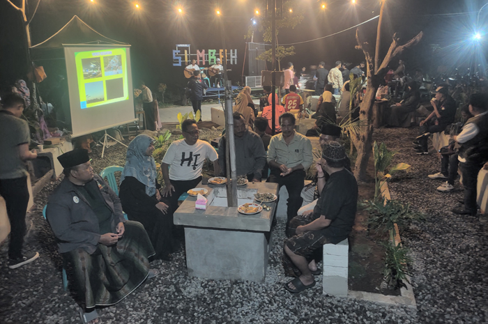 Kepala Desa Janti H Musta&rsquo;in bersama para tamu undangan saat acara Ngobar (Ngopi Bareng) di taman Warisan Si Mbah yang merupakan penunjang kawasan wisata religi Makam Mbah Sayyid Ismail.