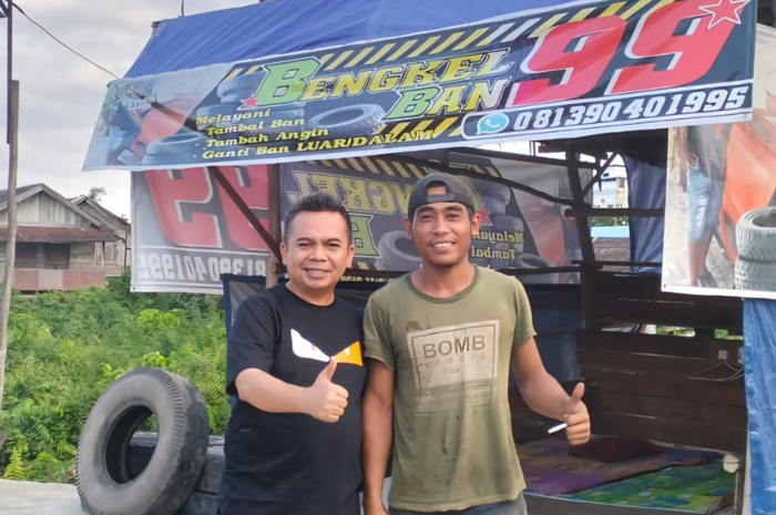 HM Syarif Hidayatullah ST MMT (Gus Sentot) bersama Jarwo, warga Plemahan Sumobito yang bekerja di Banjarbaru, Kalimantan Selatan (20/6).