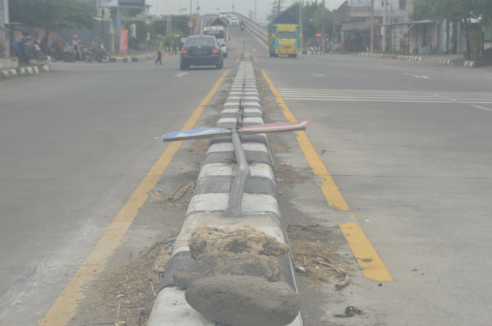 Rambu lalu lintas di jalan provinsi menuju jembatan baru Ploso di Desa Bedahlawak, Kecamatan Tembelang, Jombang dibiarkan ambruk (3/7).