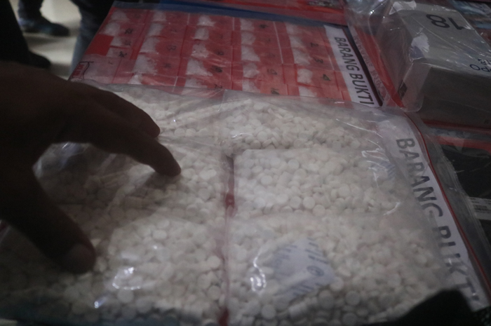 Barangbukti pil dobel L dan sabu siap edar yang diamankan polisi dari pengedar di Jombang