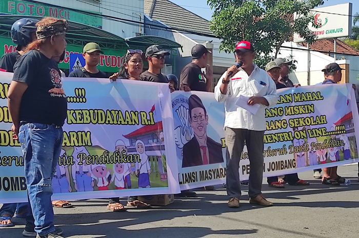 Aksi demo sengkarrut PPDB di depan kantor DPRD Jombang pada Jumat (5/7)