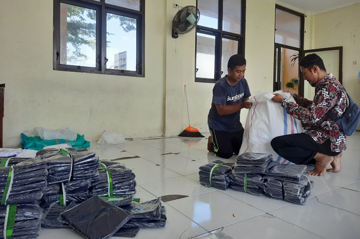 Pembagian seragam SMP/MTs di SMPI Al Ummah Jombang, Jumat (5/7).