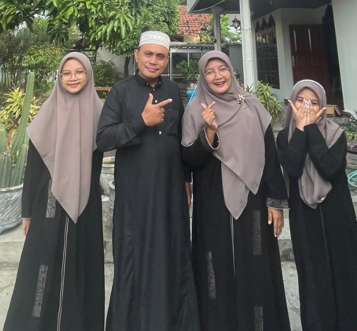 Zainut Tamam beserta istri dan anaknya