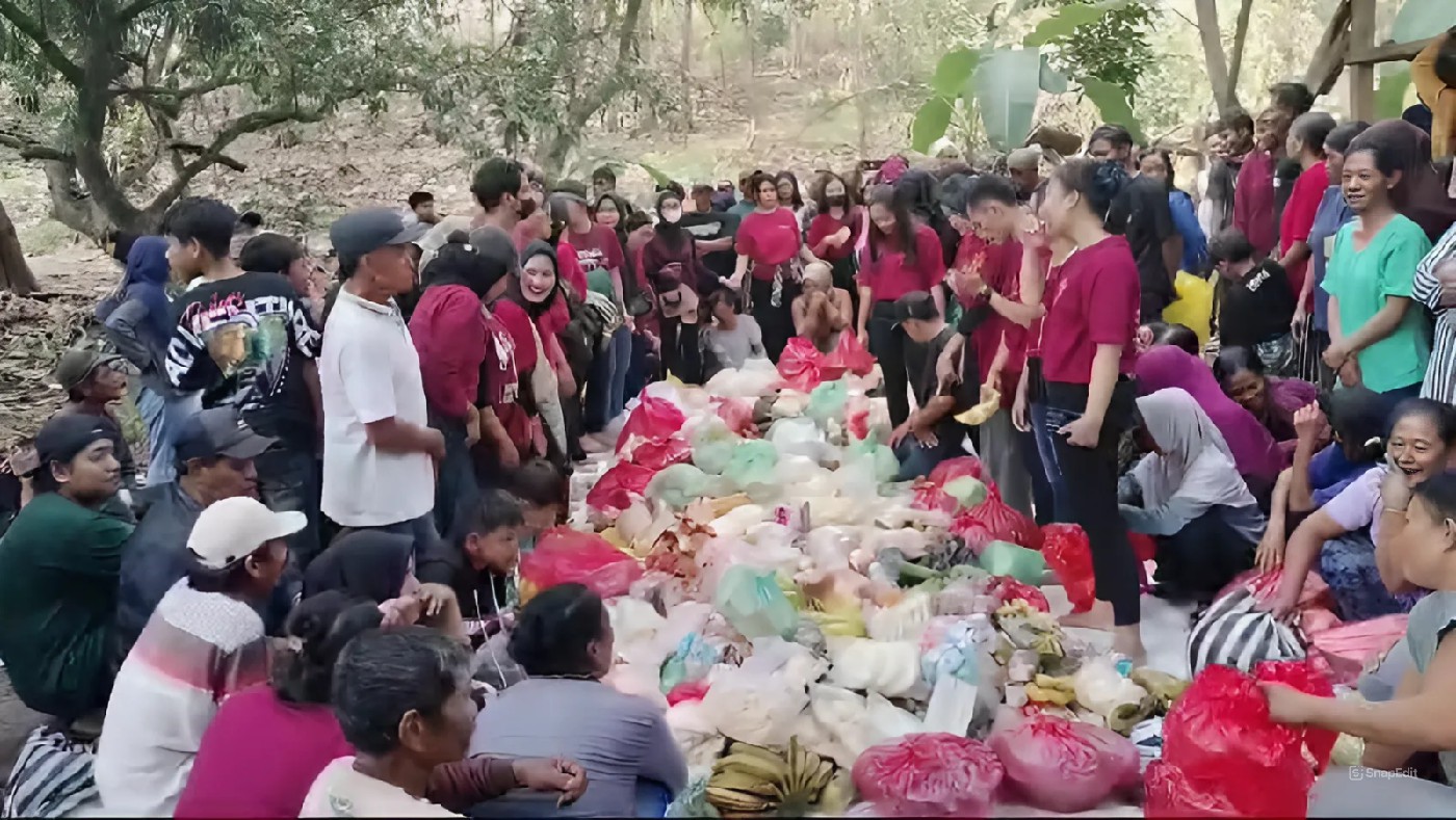 Warga Dusun Dander Desa Manduro Kecamatan Kabuh berebut arak-arakan sedekah bumi, Senin (1/7).