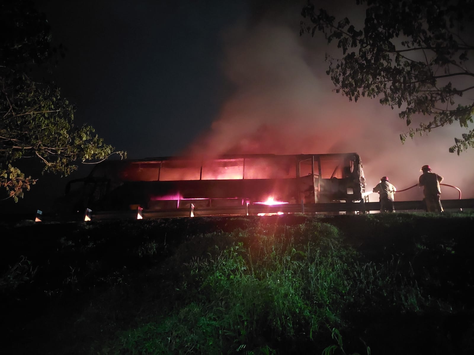 Proses pemadaman bus gunung harta di Tol Jombang Mojokerto
