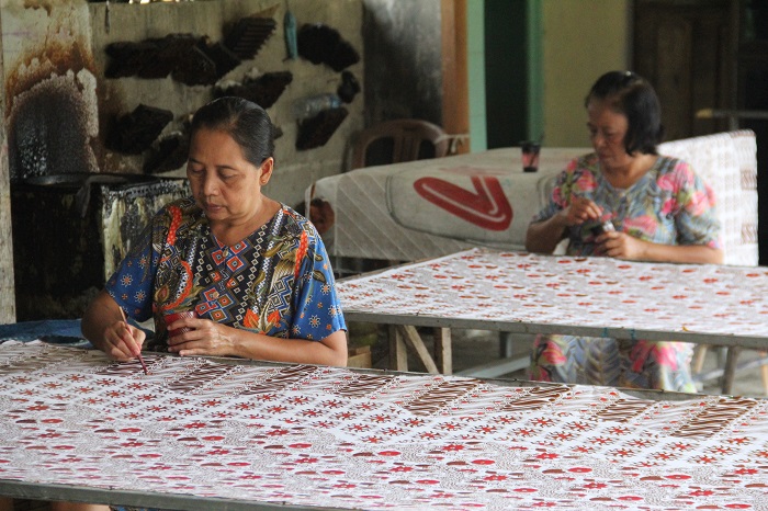 KEBUT PESANAN: Produsen batik tulis di Desa Jatipelem, Kecamatan Diwek mengebut pesanan Kamis (4/7).
