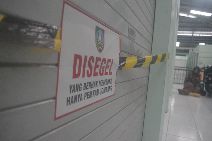 DISEGEL: Kios pedagang Pasar Perak yang sudah tidak ditempati selama tiga bulan disegel pemkab.