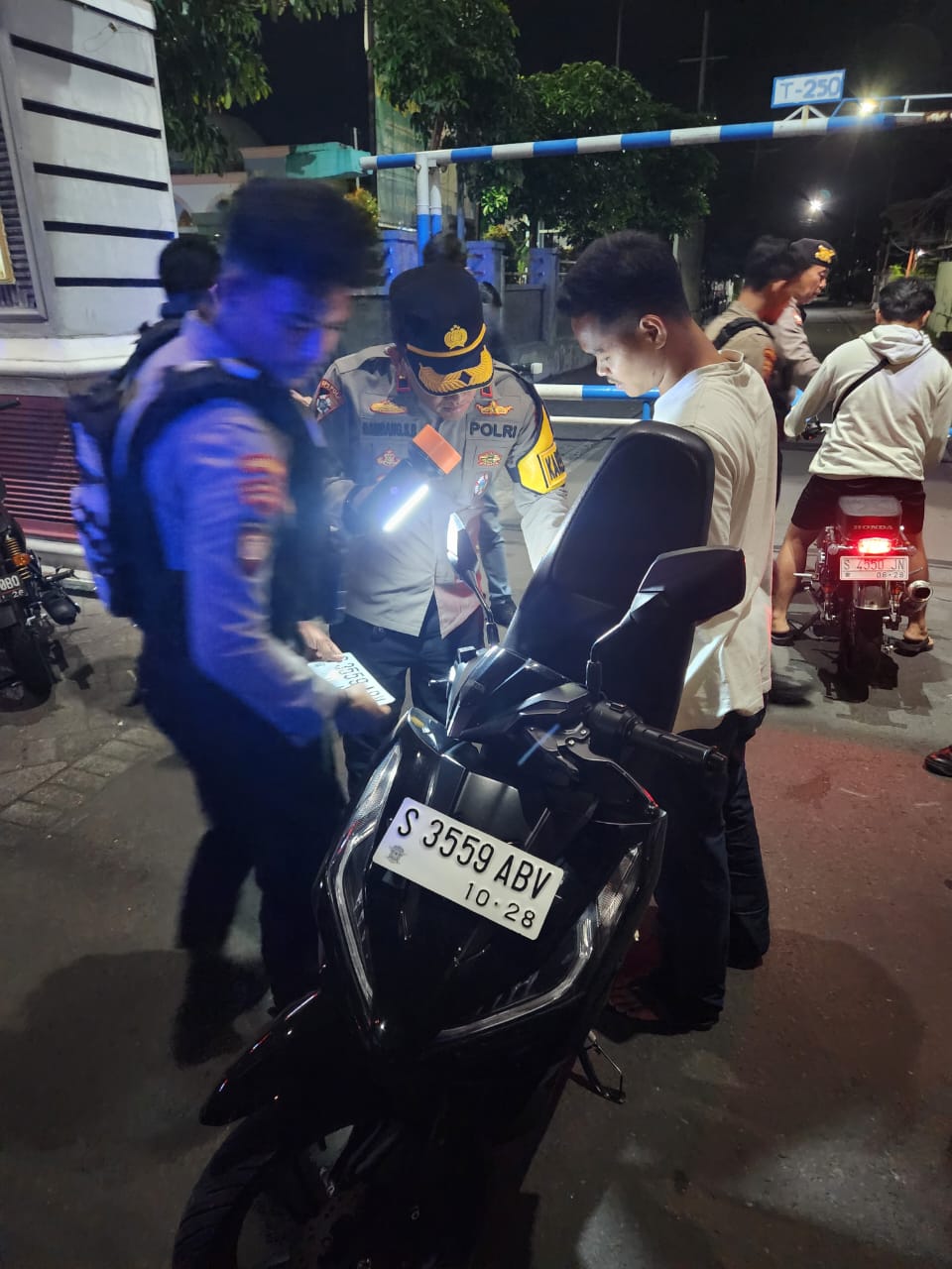 Polres Jombang menggelar patroli dan penyekatan mengantisipasi konvoi anggota perguruan pencak silat jelang malam 1 Muharam atau 1 Suro, Sabtu (6/7) malam