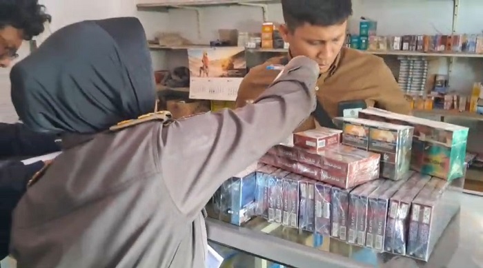 ILEGAL: Tim Satpol PP Jombang bersama Bea Cukai Kediri mengamankan ratusan bungkus rokok ilegal, Senin (8/7).