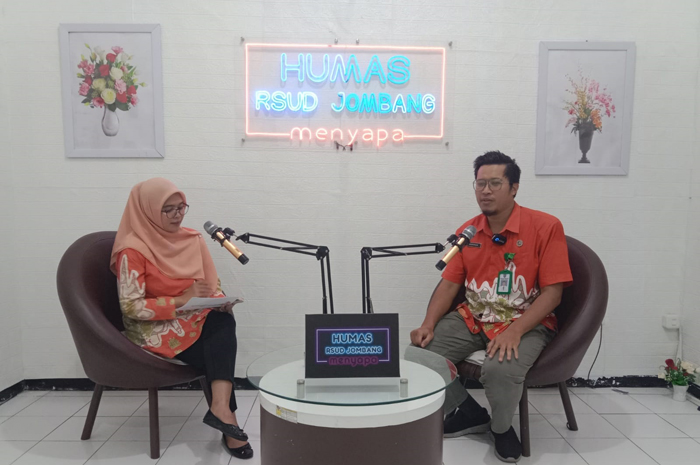 Dokter Spesialis penyakit dalam RSUD Jombang, dr Mukhammad Burhanuddin SpPD saat memberikan edukasi dalam kegiatan Humas RSUD Jombang Menyapa, Kamis, (04/07).