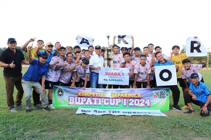 Klub AKOR FC berfoto bersama Pj Bupati Jombang Sugiat saat merayakan gelar juara 1 Bupati Cup 2024 di Stadion Merdeka Jombang.