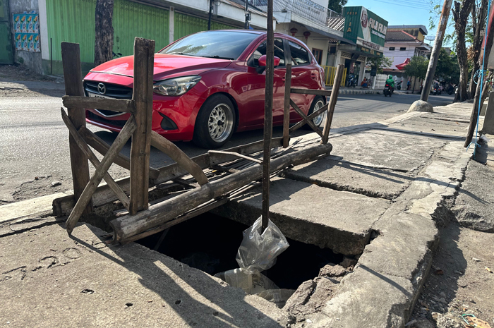 Kondisi trotoar Jl RE Martadinata Jombang yang berlubang dan ditutup kursi