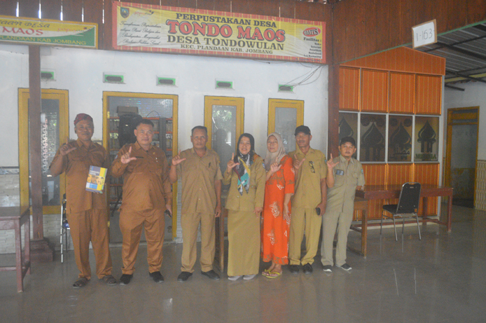 Perangkat Desa Tondowulan, Kecamatan Plandaan, Jombang selama ini aktif mengembangkan literasi ke warga.