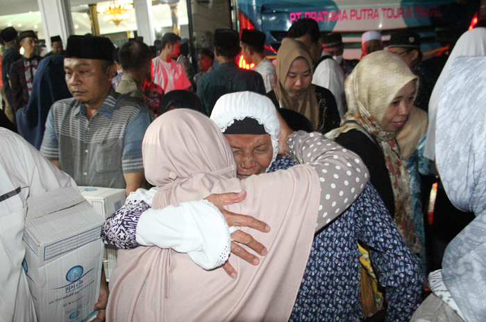 Ratusan jemaah haji kloter 61 tiba di Pendopo Kabupaten Jombang, Selasa (9/7) petang.