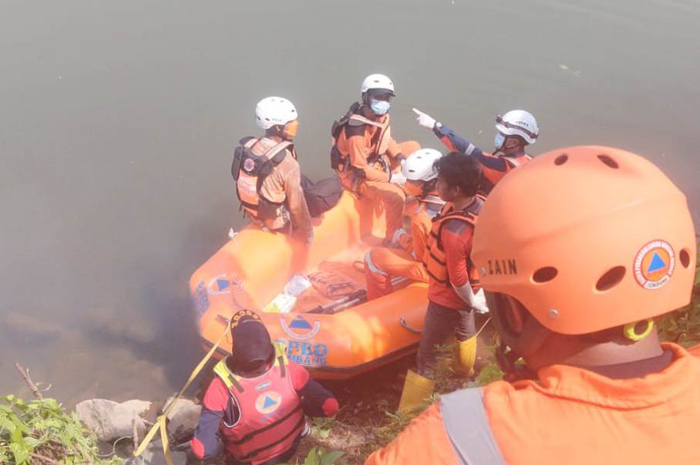 Proses evakuasi mayat di sungai Brantas Jombang yang ditemukan dalam posisi tenggelam dengan kaki diikat batu