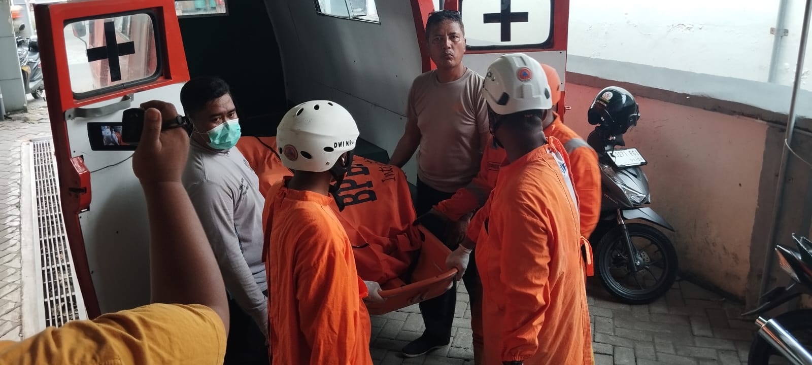 mayat pria dengan kaki terikat batu yang ditemukan di SUngai brantas Ploso Jombang (10/7)
