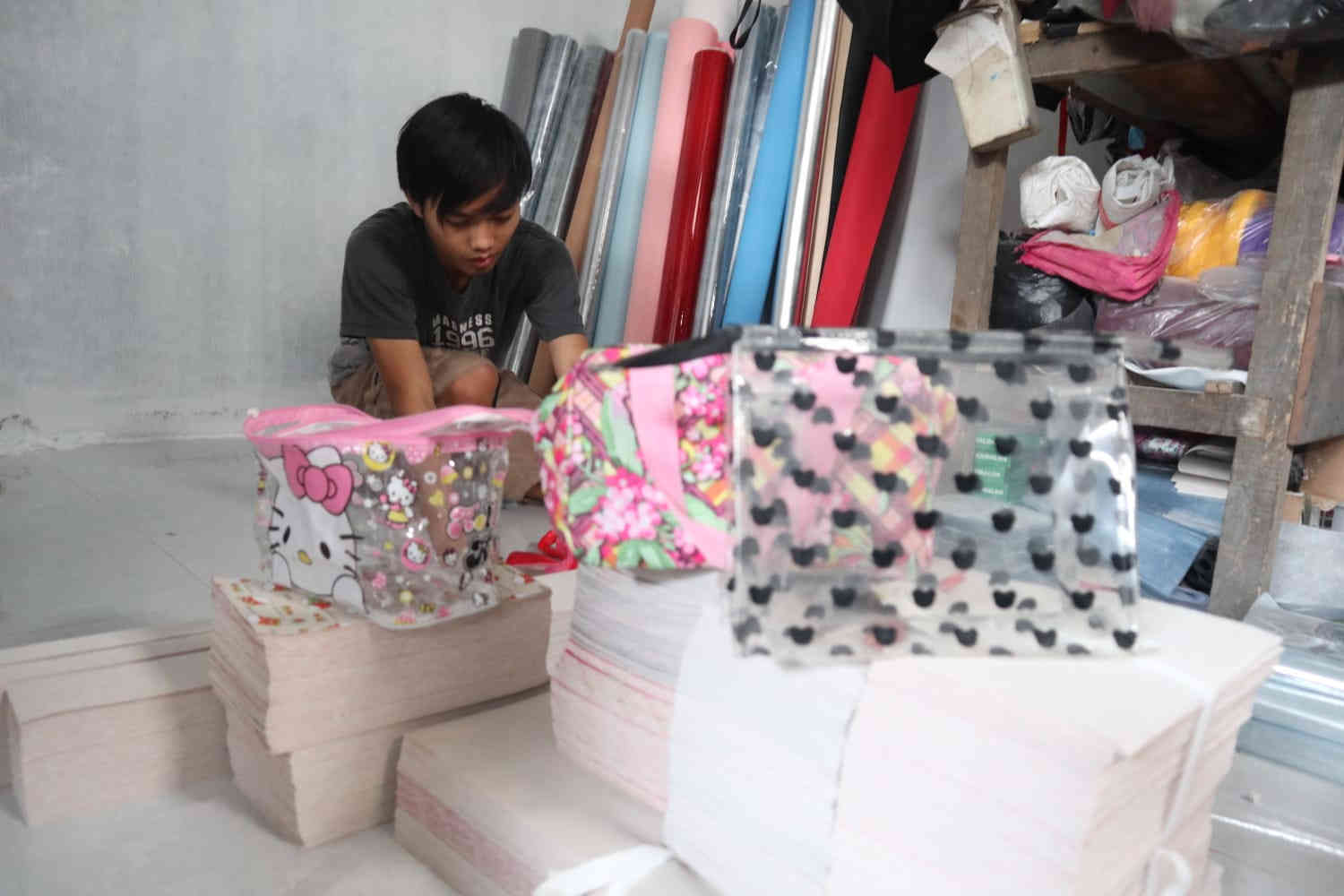 Perajin tas dan kotak pensil di Jombang kebanjiran order jelang tahun ajaran baru