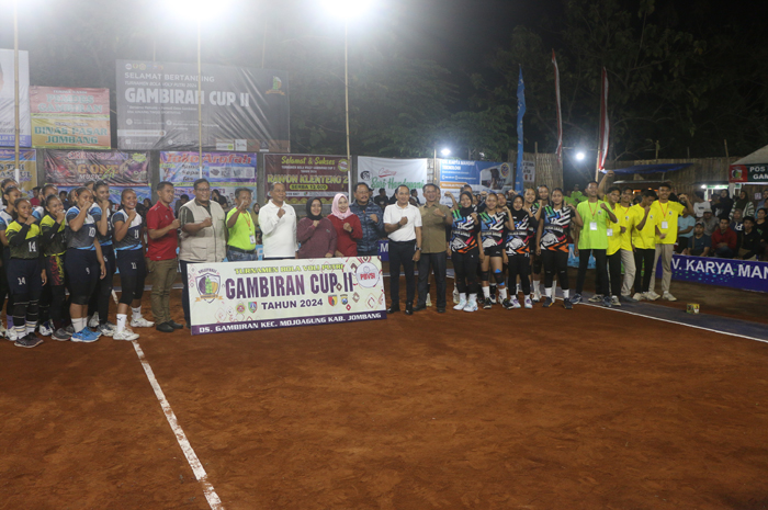 : Pj Bupati Jombang Sugiat bersama Kepala Desa Gambiran Jupri saat menghadiri pembukaan turnamen bola voli Gambiran Cup II 2024.