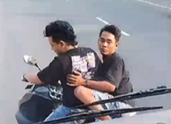 Aksi dua pemuda mabuk saat menghadang Bus Harapan Jaya di Jombang yang viral di media sosial