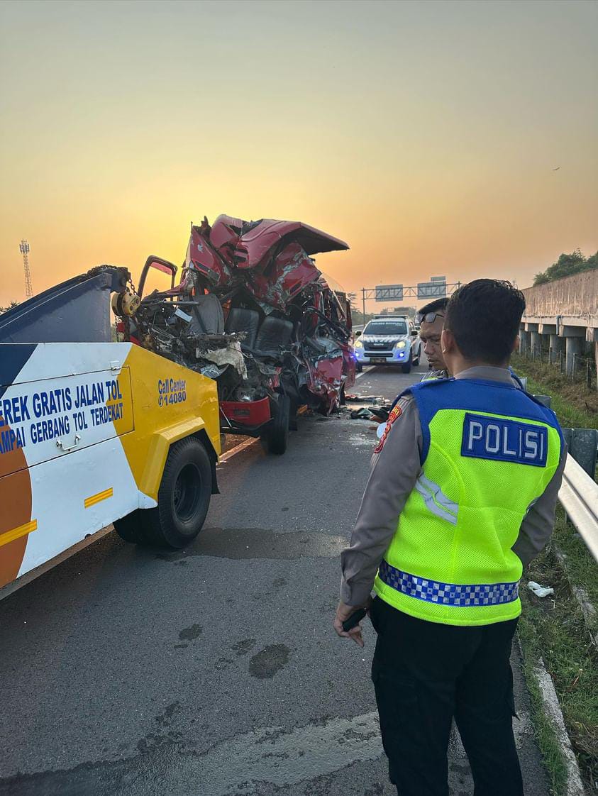 Kondisi elf yang terlibat kecelakaan dengan truk di Tol Boyolali