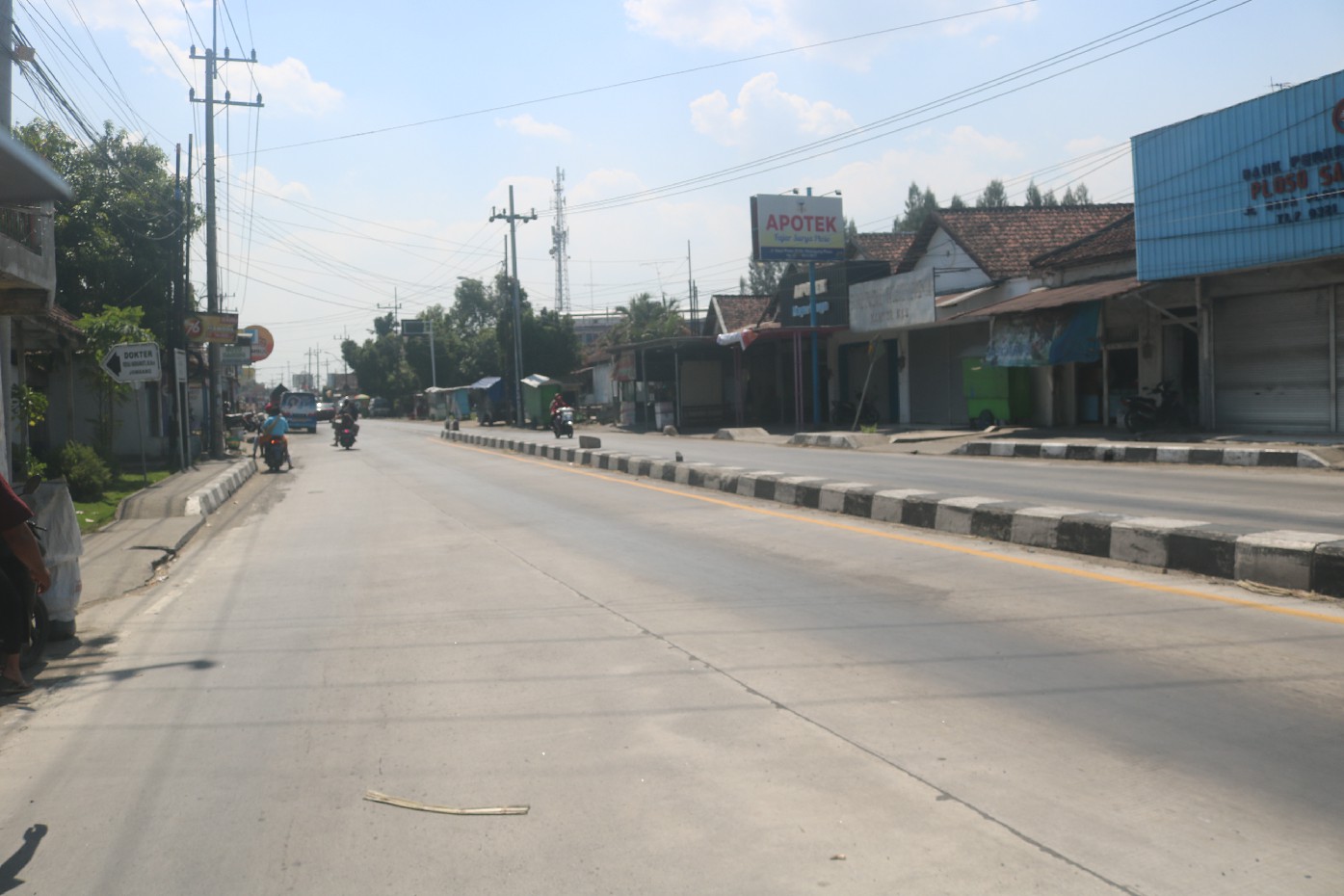 Separator di tengah jalan menuju jembatan baru Ploso di Desa Rejoagung, Kecamatan Ploso, Jombang jadi salah satu pemicu kecelakaan lalu lintas karena minim rambu