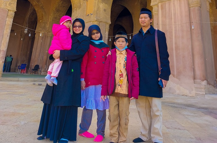 Maramita Elfani  bersama tiga anak dan suaminya yang kini menetap di Mesir