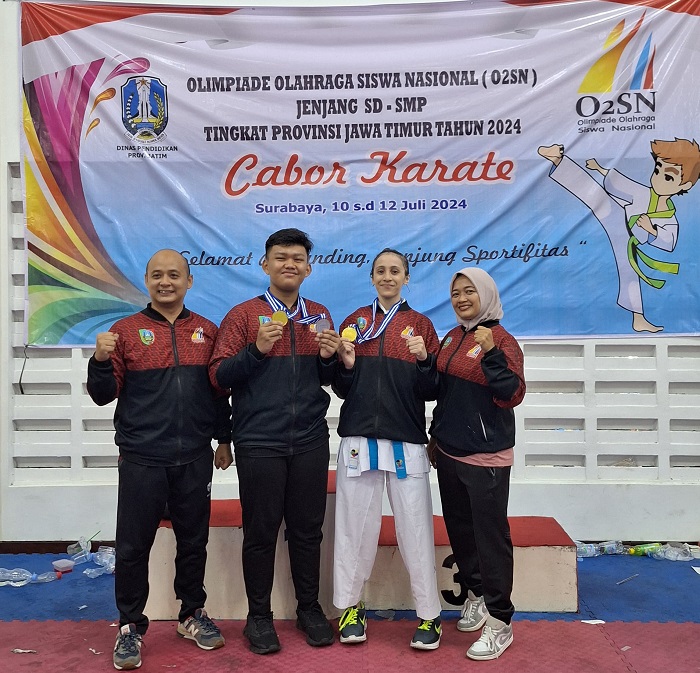 Dua karateka Jombang, Alsedat Jalabadra Trimianto dan Najla Samiyah yang lolos ke O2SN tingkat nasional bersama pendampingnya, di Dojo Forki Surabaya, Kamis (11/7).