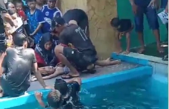 Potongan Video saat seorang bocah mendapat pertolongan usai tenggelam di kolam renang di Kecamatan Sumobito Jombang