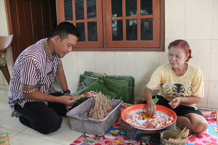 Nanda Sulung Pasihan Kaur Perencanaan Desa Kepuhkembeng saat menyapa produsen sate ayam di Dusun Babatan (25/4).