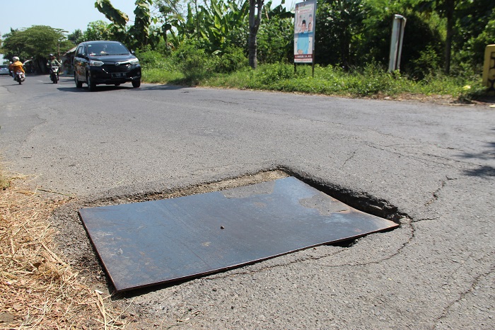 Pelat besi jalan kabupaten ini kondisinya membahayakan pengendara