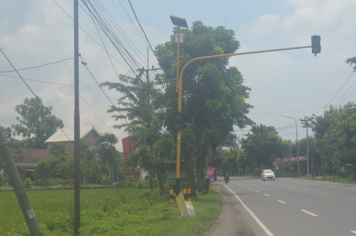 Lampu flash jalan nasional di Jombang ini tak berfungsi dan sekadar jadi pajangan saja