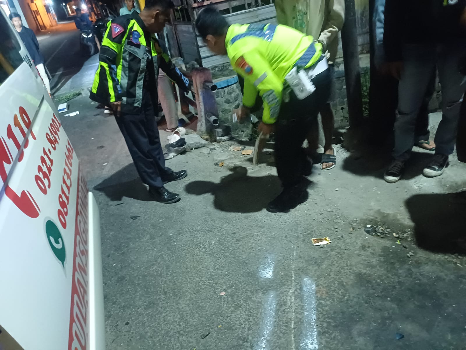 Polisi saat melakukan olah kejadian perkara di lokasi kecelakaan maut di jalur arteri Jombang