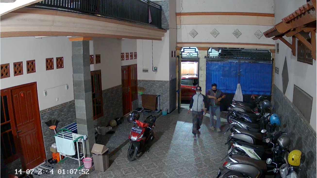 Aksi komplotan curanmor yang sedang beraksi di rumah Kos di Jombang terekam kamera CCTV