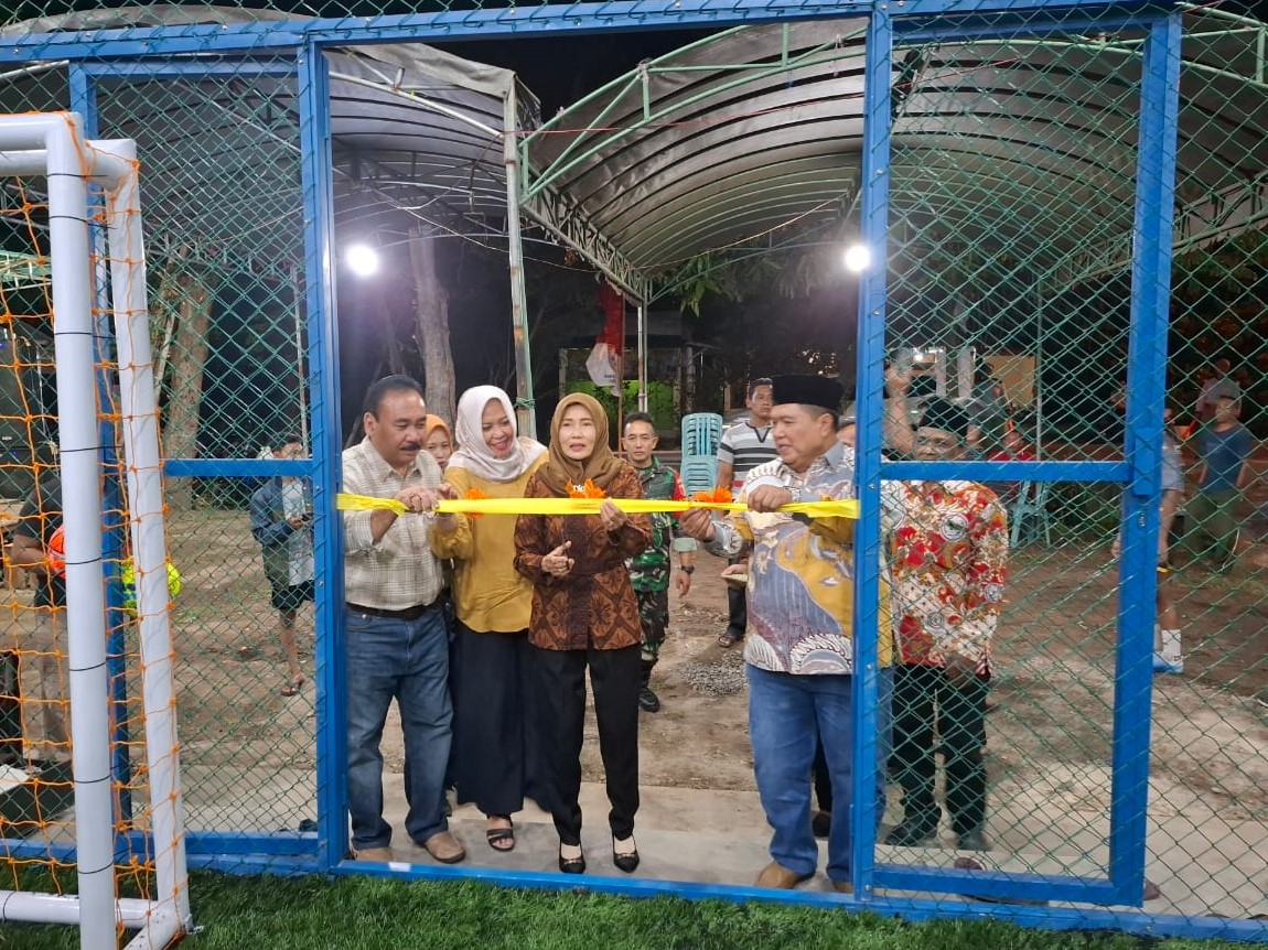 Kepala Desa Godong Dwi Marwati didampingi Camat Gudo Arief Hidajat dan para tamu undangan saat secara simbolis meresmikan lapangan futsal Desa Godong.