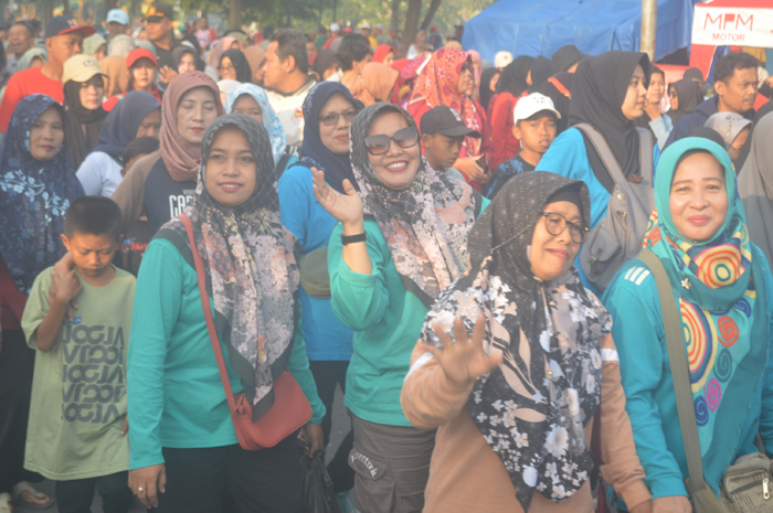 Warga antusias mengikuti Jalan Sehat peringatan hari Koperasi ke-77 bersama Dinkop UM Jombang