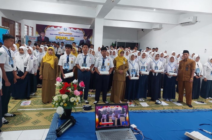 Pembukaan MPLS di SMAN 1 Jombang yang digelar serentak se-Jawa Timur melalui Zoom Meeting