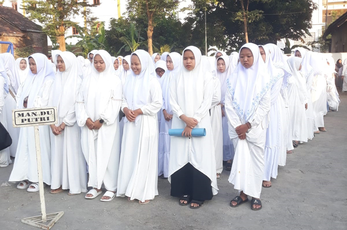 Siswa MAN 2 Jombang mengikuti Matsama di madrasahnya