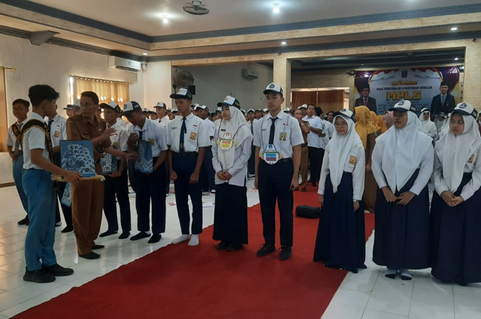 Prosesi pembukaan MPLS serentak se Jatim yang diikuti juga di  SMAN 2 Jombang
