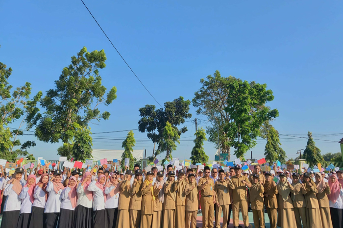Prosesi pembukaan MPLS di SMPN 1 Perak Jombang